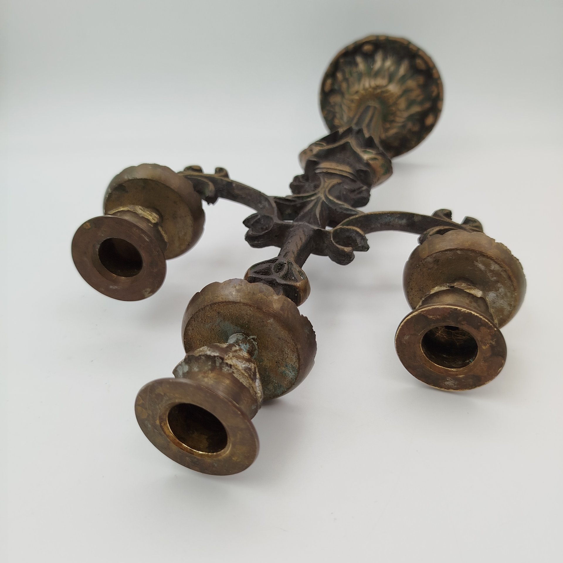 Канделябр на три свечи на фигурном основании флорального характера