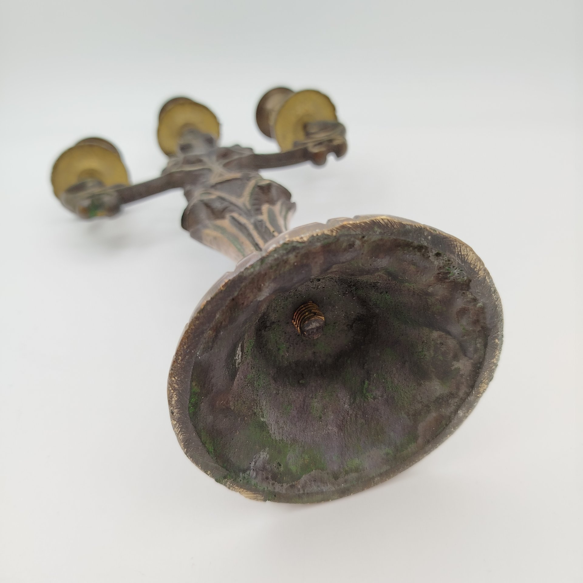 Канделябр на три свечи на фигурном основании флорального характера