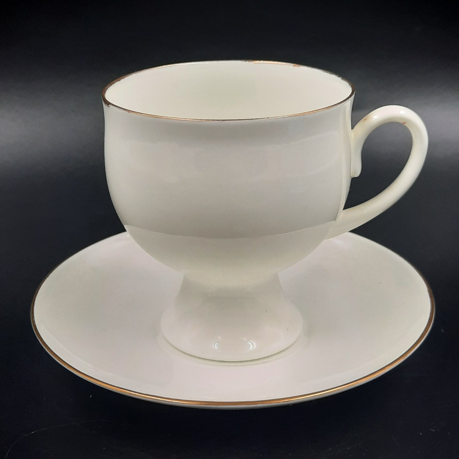 Пара чайная "Золотая лента", форма "Классическая-2", автор формы Славина Н.П., фарфор, золочение, Императорский фарфоровый завод (ИФЗ), Российская Федерация, 1992-2001 гг.