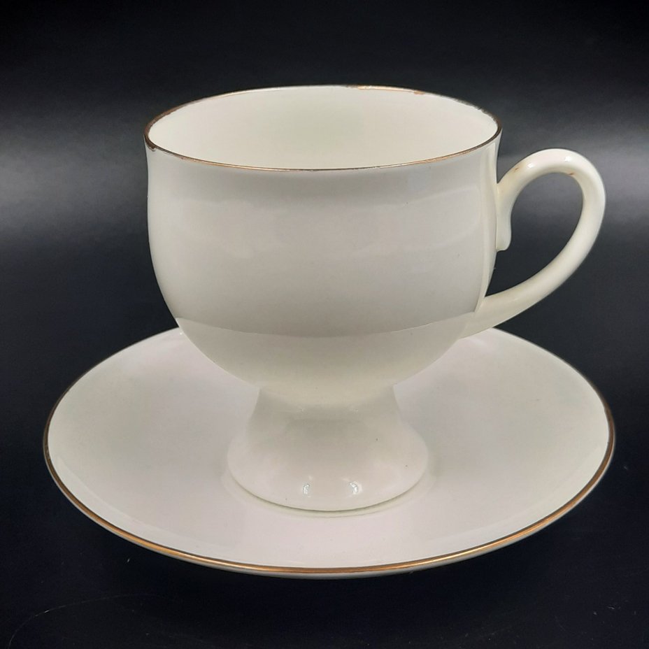 Пара чайная "Золотая лента", форма "Классическая-2", автор формы Славина Н.П., фарфор, золочение, Императорский фарфоровый завод (ИФЗ), Российская Федерация, 1992-2001 гг.