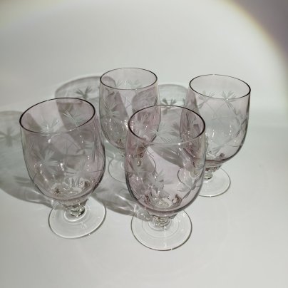 Набор из четырех бокалов розоватого оттенка с растительным декором (для крепких напитков), стекло, алмазная грань, СССР, 1970-1990 гг.