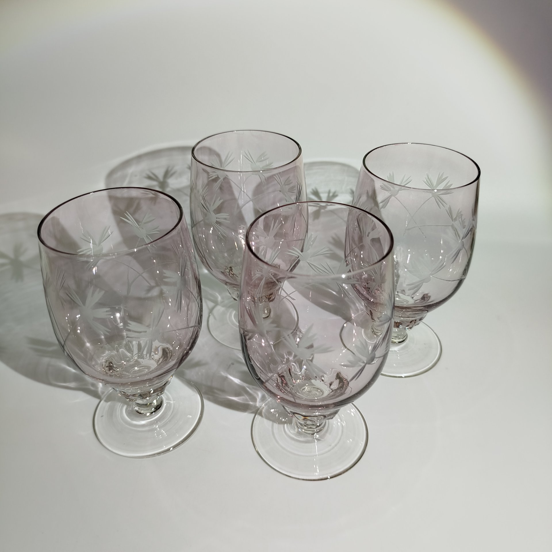 Набор из четырех бокалов розоватого оттенка с растительным декором (для крепких напитков), стекло, алмазная грань, СССР, 1970-1990 гг.