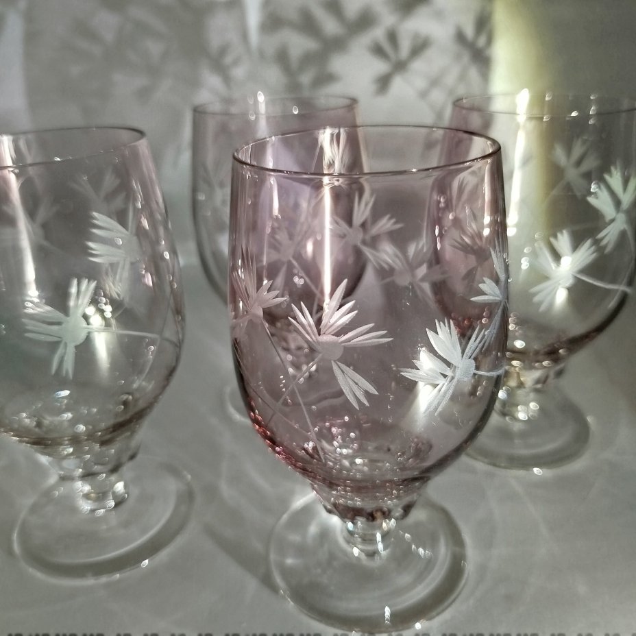 Набор из четырех бокалов розоватого оттенка с растительным декором (для крепких напитков)