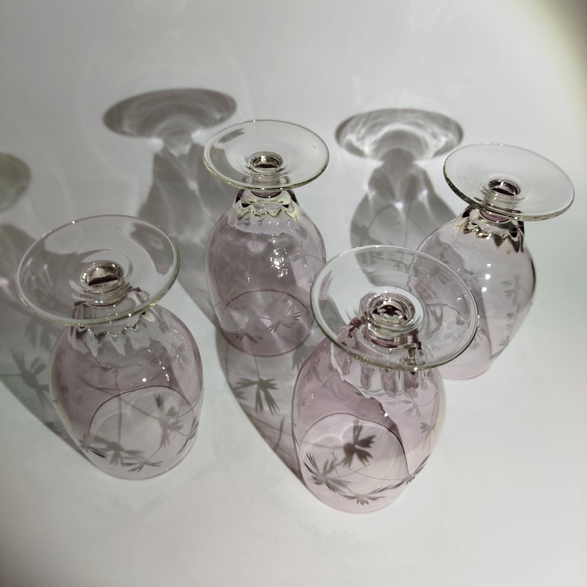 Набор из четырех бокалов розоватого оттенка с растительным декором (для крепких напитков), стекло, алмазная грань, СССР, 1970-1990 гг.