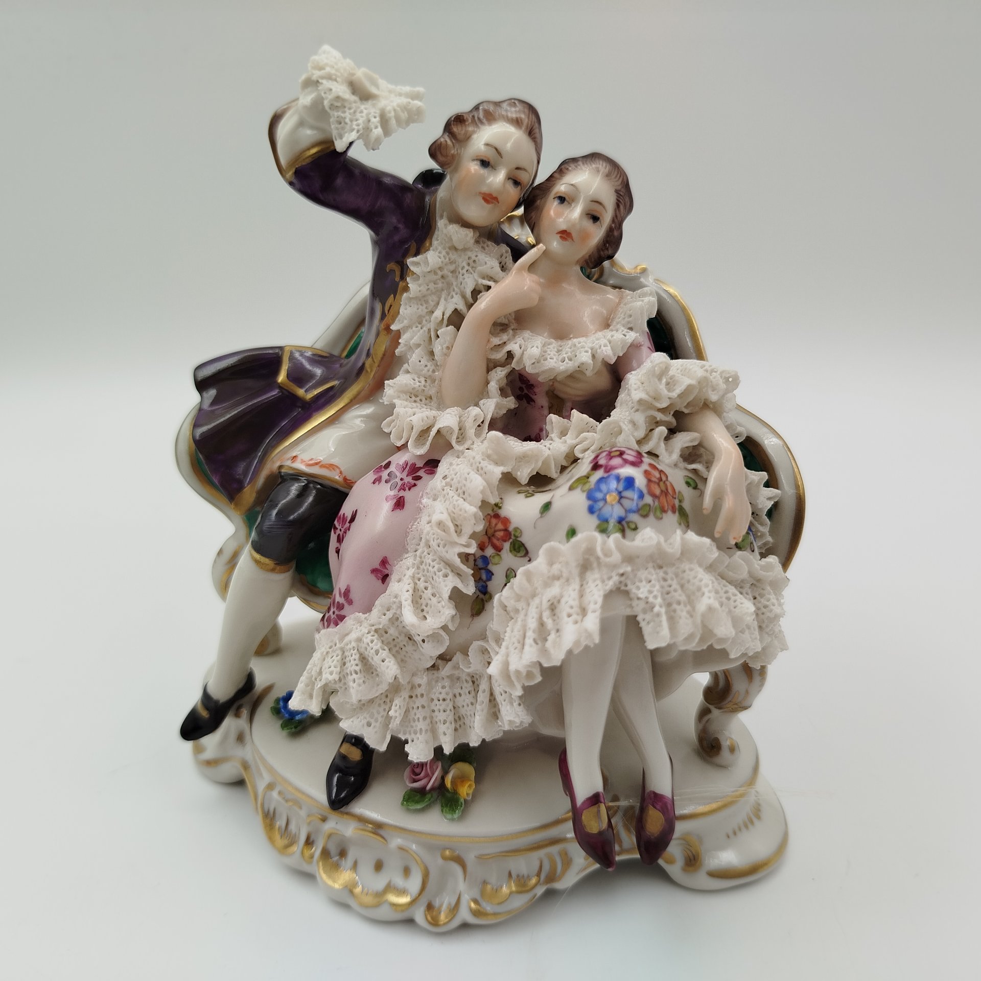 Статуэтка "Дама с кавалером" ("Галантная сцена"), фарфор, кружевной фарфор, роспись, золочение, Aelteste Volkstedt, Германия, 1970-1990 гг.
