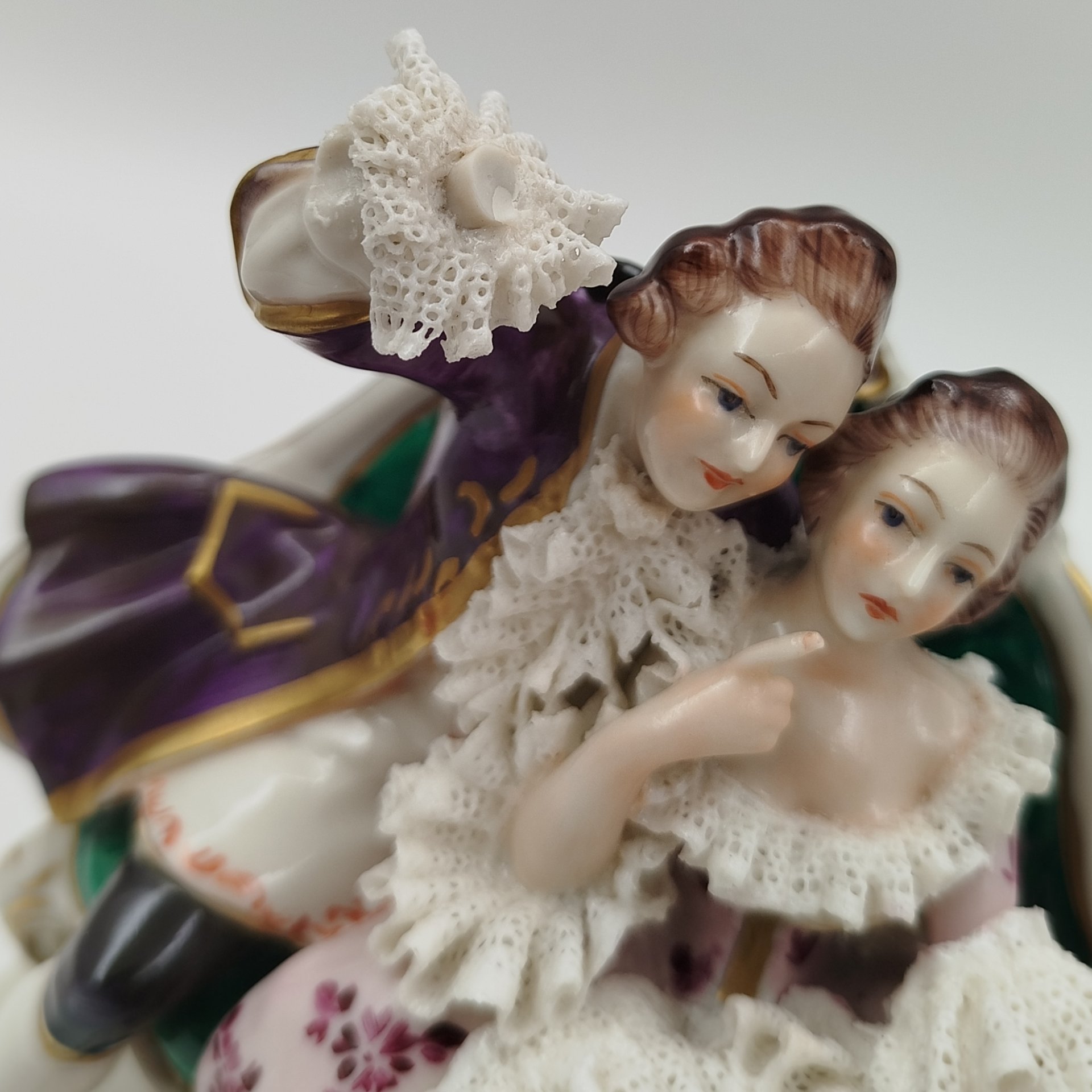 Статуэтка "Дама с кавалером" ("Галантная сцена"), фарфор, кружевной фарфор, роспись, золочение, Aelteste Volkstedt, Германия, 1970-1990 гг.