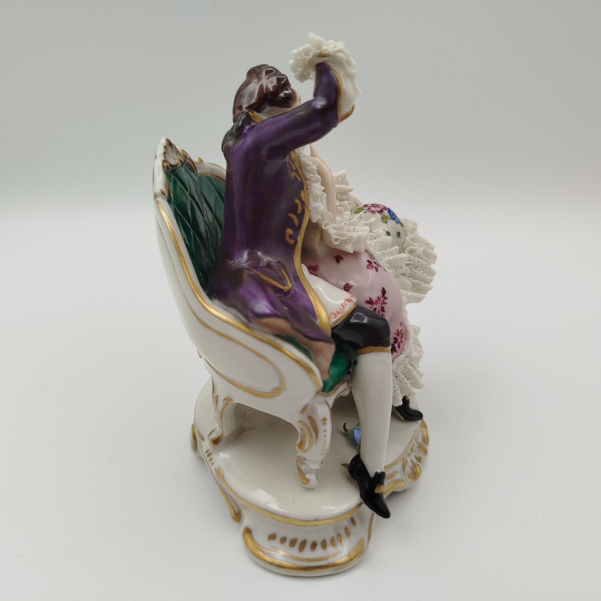 Статуэтка "Дама с кавалером" ("Галантная сцена"), фарфор, кружевной фарфор, роспись, золочение, Aelteste Volkstedt, Германия, 1970-1990 гг.