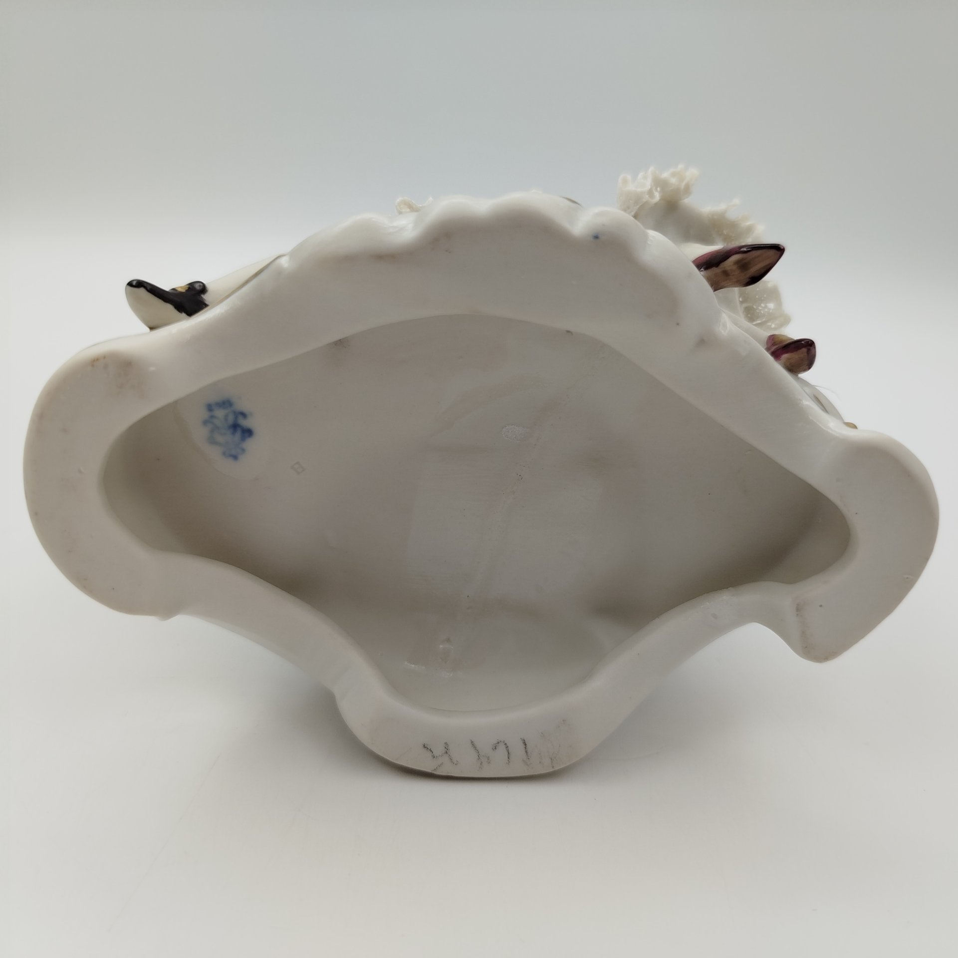 Статуэтка "Дама с кавалером" ("Галантная сцена"), фарфор, кружевной фарфор, роспись, золочение, Aelteste Volkstedt, Германия, 1970-1990 гг.