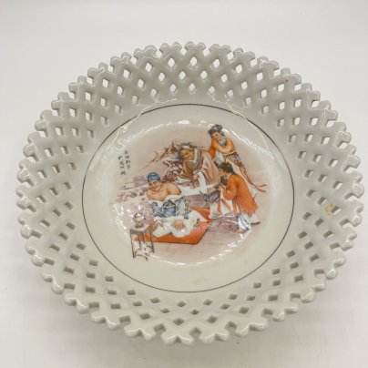 Тарелка с ажурным бортом и изображением жанровой сцены, фарфор, печать, Китай, 1960-1990 гг.