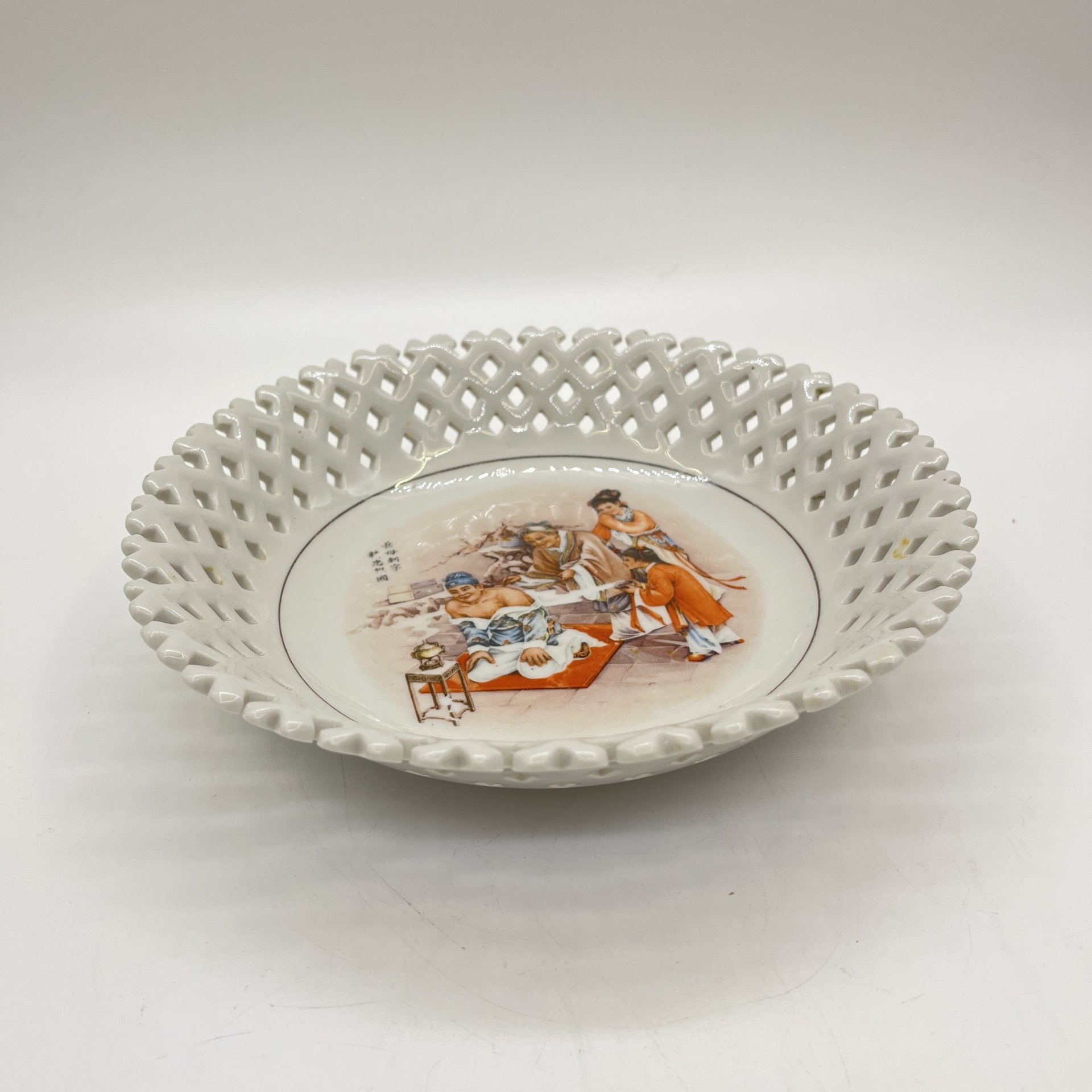 Тарелка с ажурным бортом и изображением жанровой сцены, фарфор, печать, Китай, 1960-1990 гг.