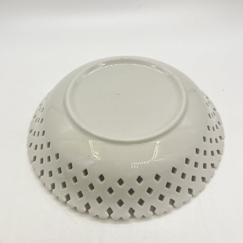 Тарелка с ажурным бортом и изображением жанровой сцены, фарфор, печать, Китай, 1960-1990 гг.