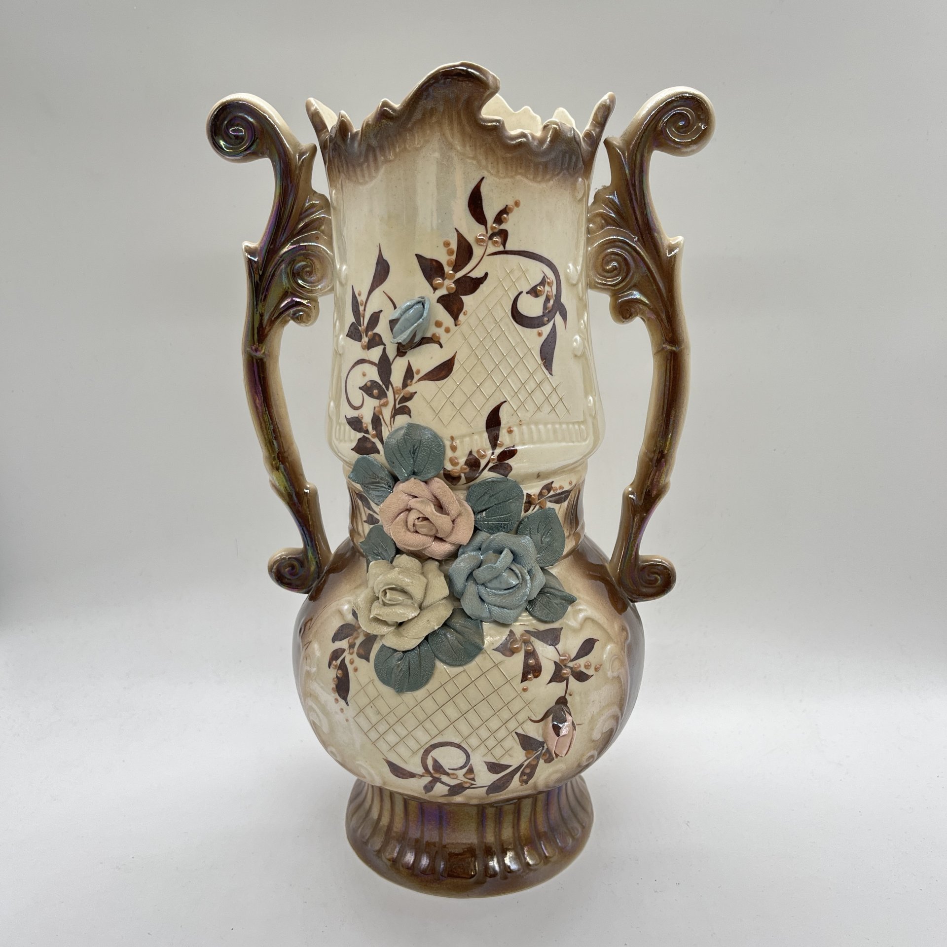 Ваза большая с лепным цветочным декором, керамика, роспись, Кисловодский художественный промкомбинат (КХПК), Россия, 1980-2000 гг.