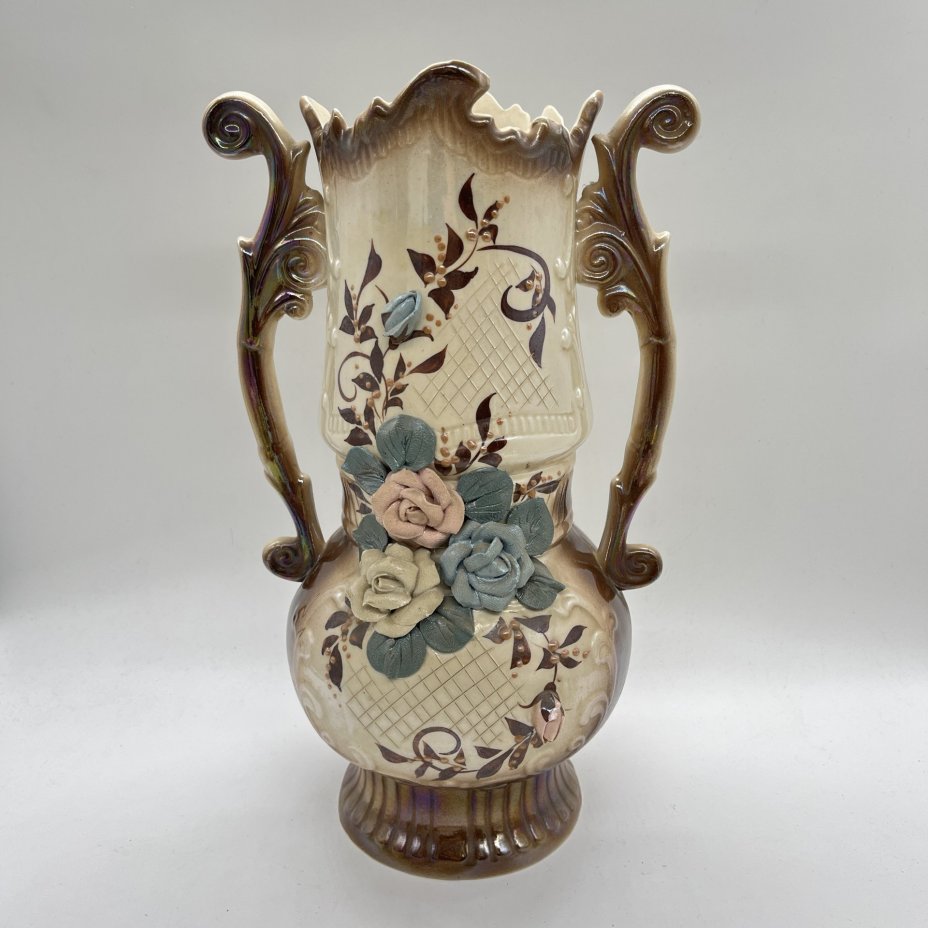 Ваза большая с лепным цветочным декором, керамика, роспись, Кисловодский художественный промкомбинат (КХПК), Россия, 1980-2000 гг.