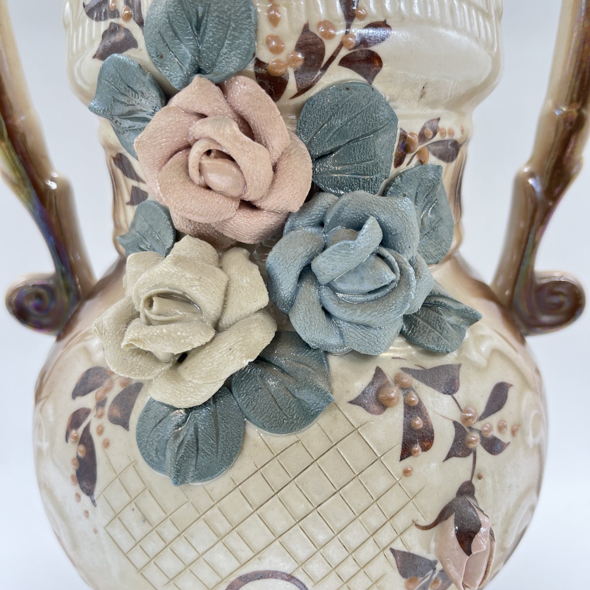 Ваза большая с лепным цветочным декором, керамика, роспись, Кисловодский художественный промкомбинат (КХПК), Россия, 1980-2000 гг.