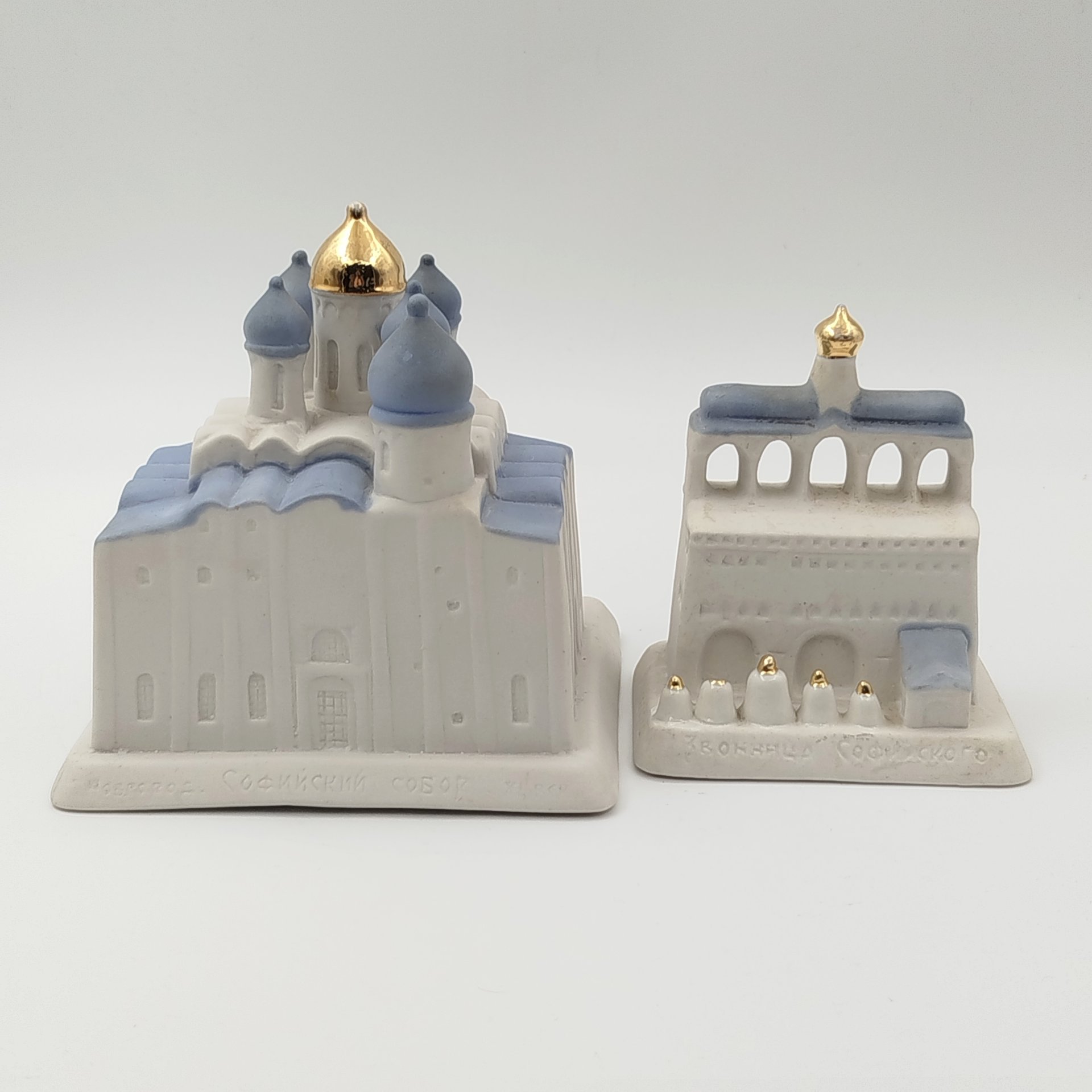 Набор из двух статуэток в виде Софийского собора и звонницы в Великом Новгороде