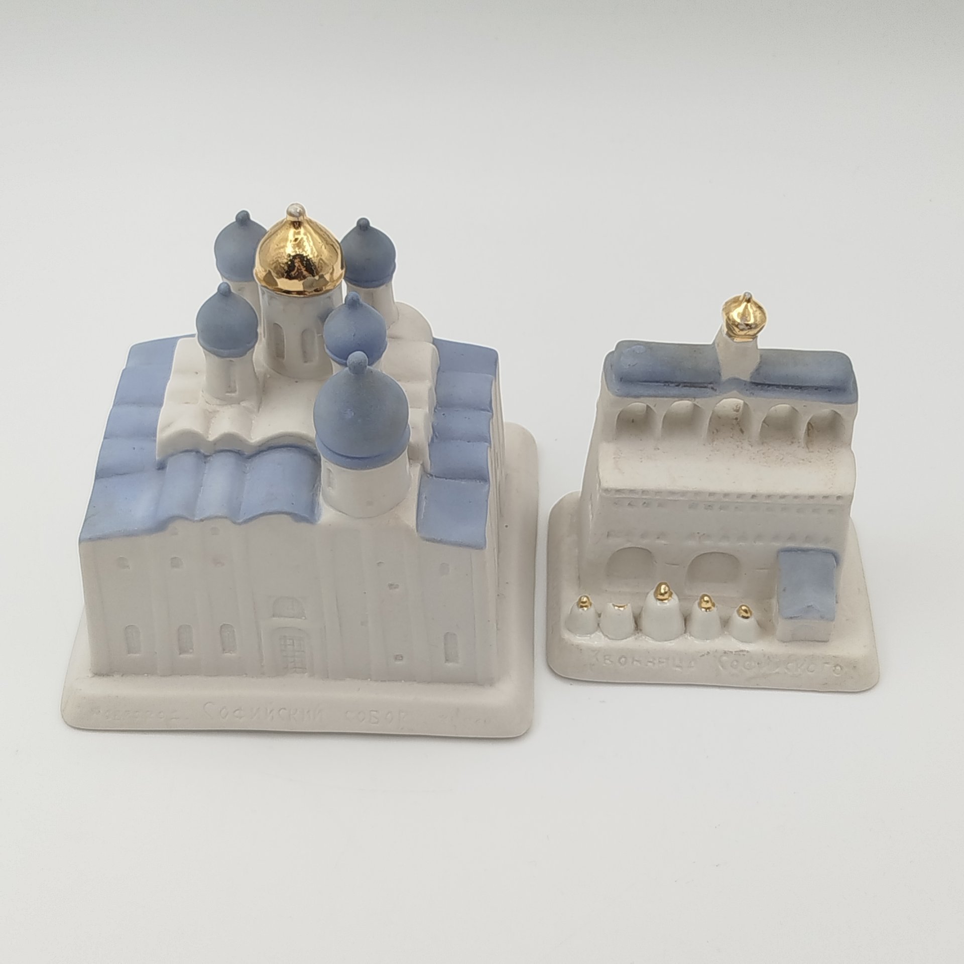 Набор из двух статуэток в виде Софийского собора и звонницы в Великом Новгороде