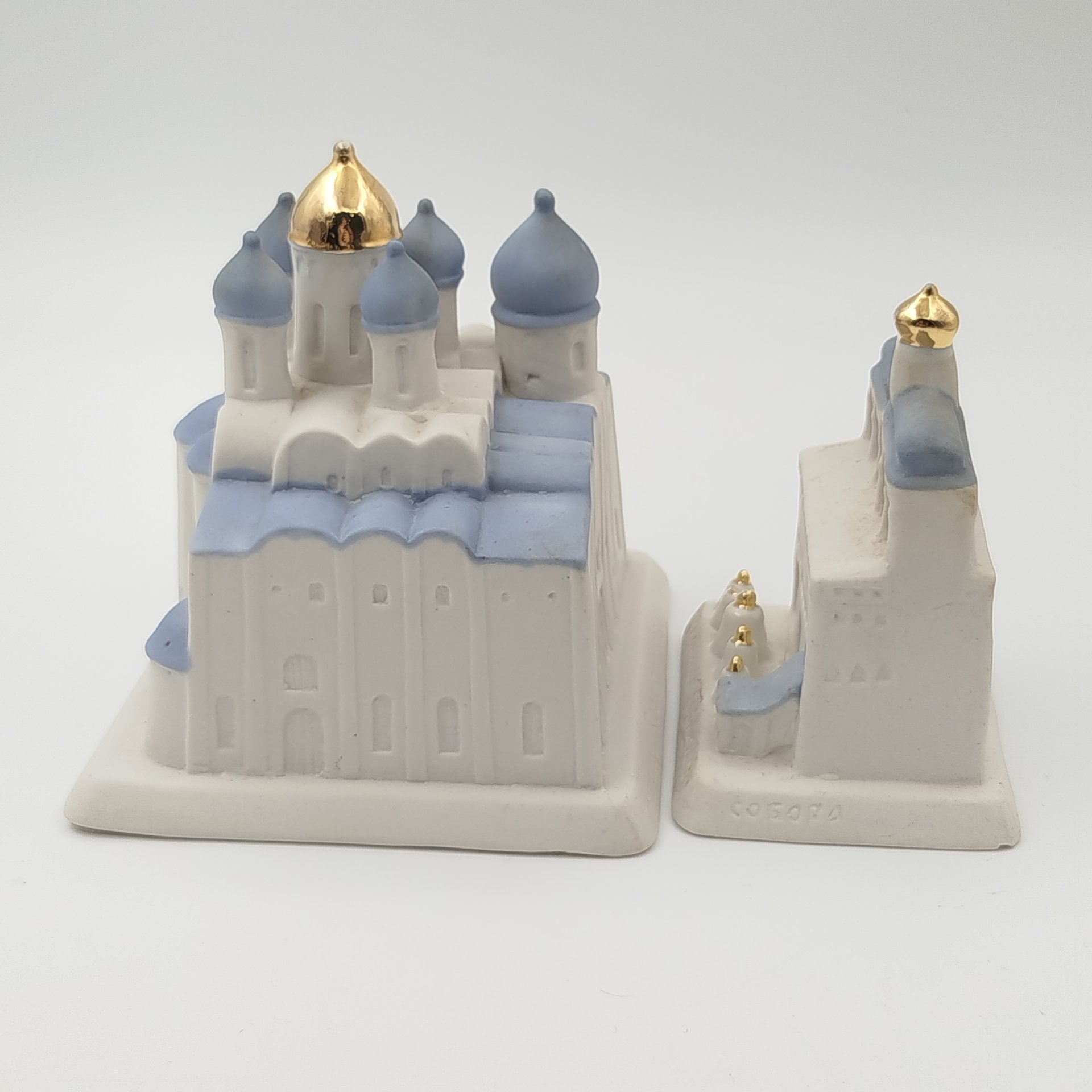 Набор из двух статуэток в виде Софийского собора и звонницы в Великом Новгороде