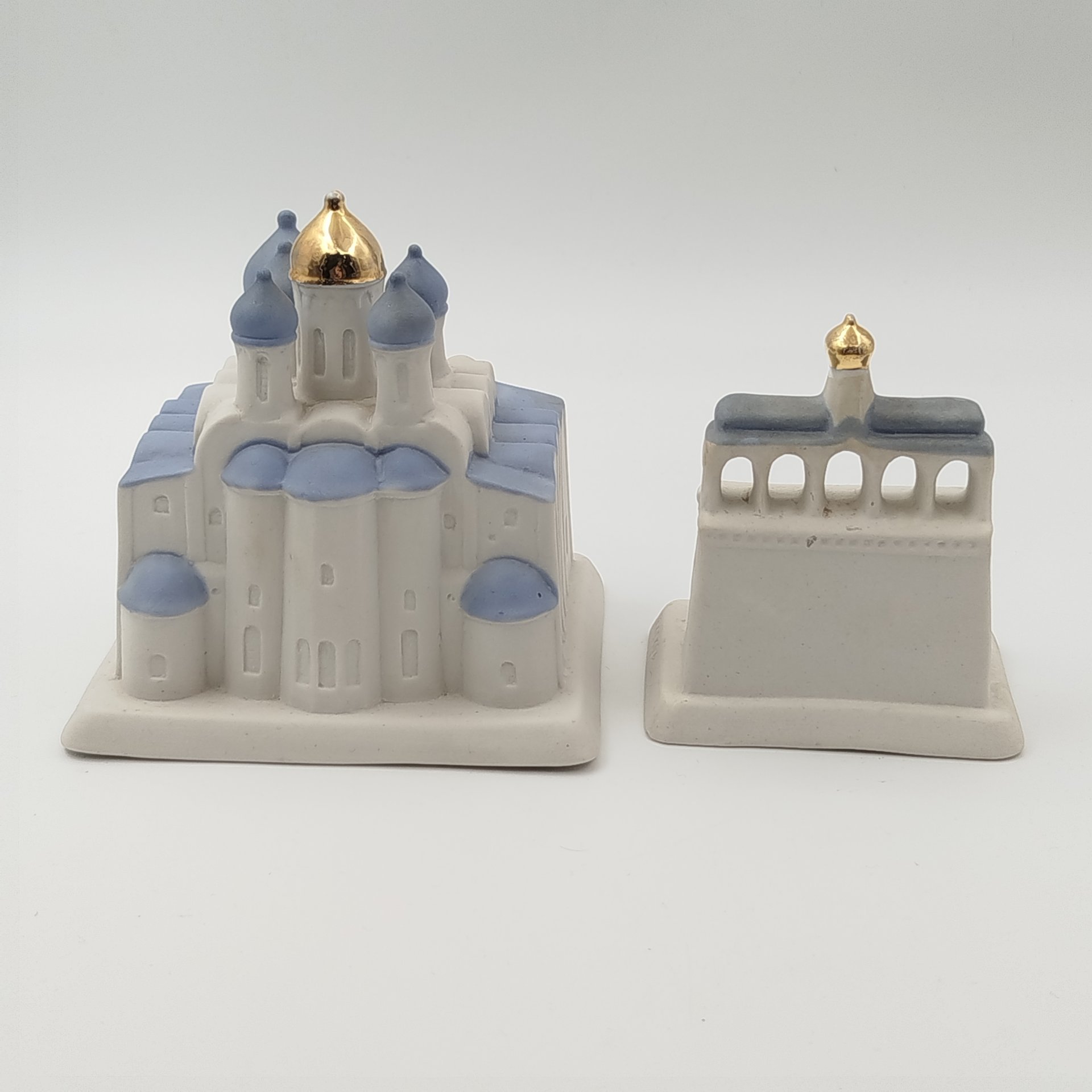 Набор из двух статуэток в виде Софийского собора и звонницы в Великом Новгороде