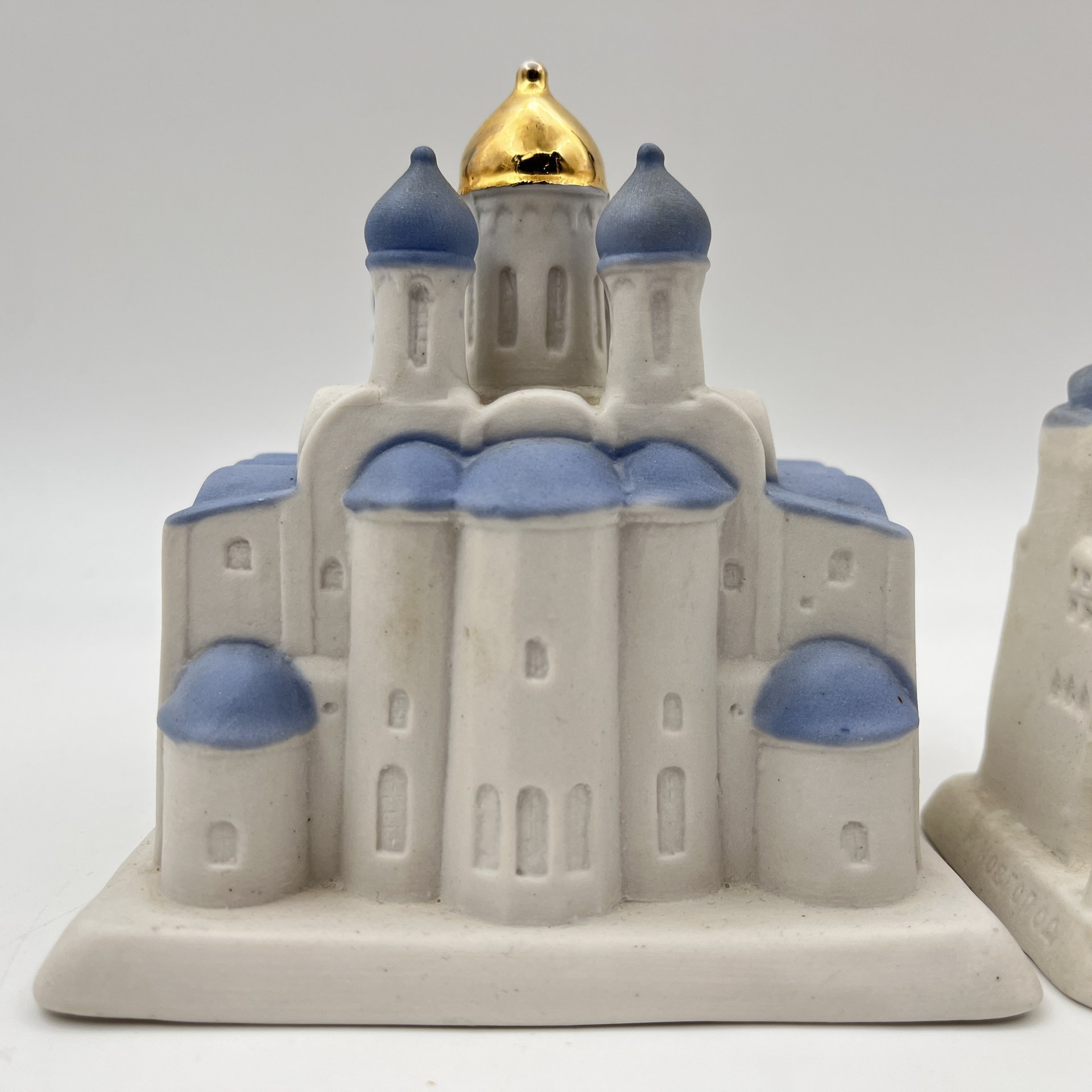 Набор из двух статуэток в виде Софийского собора и звонницы в Великом Новгороде
