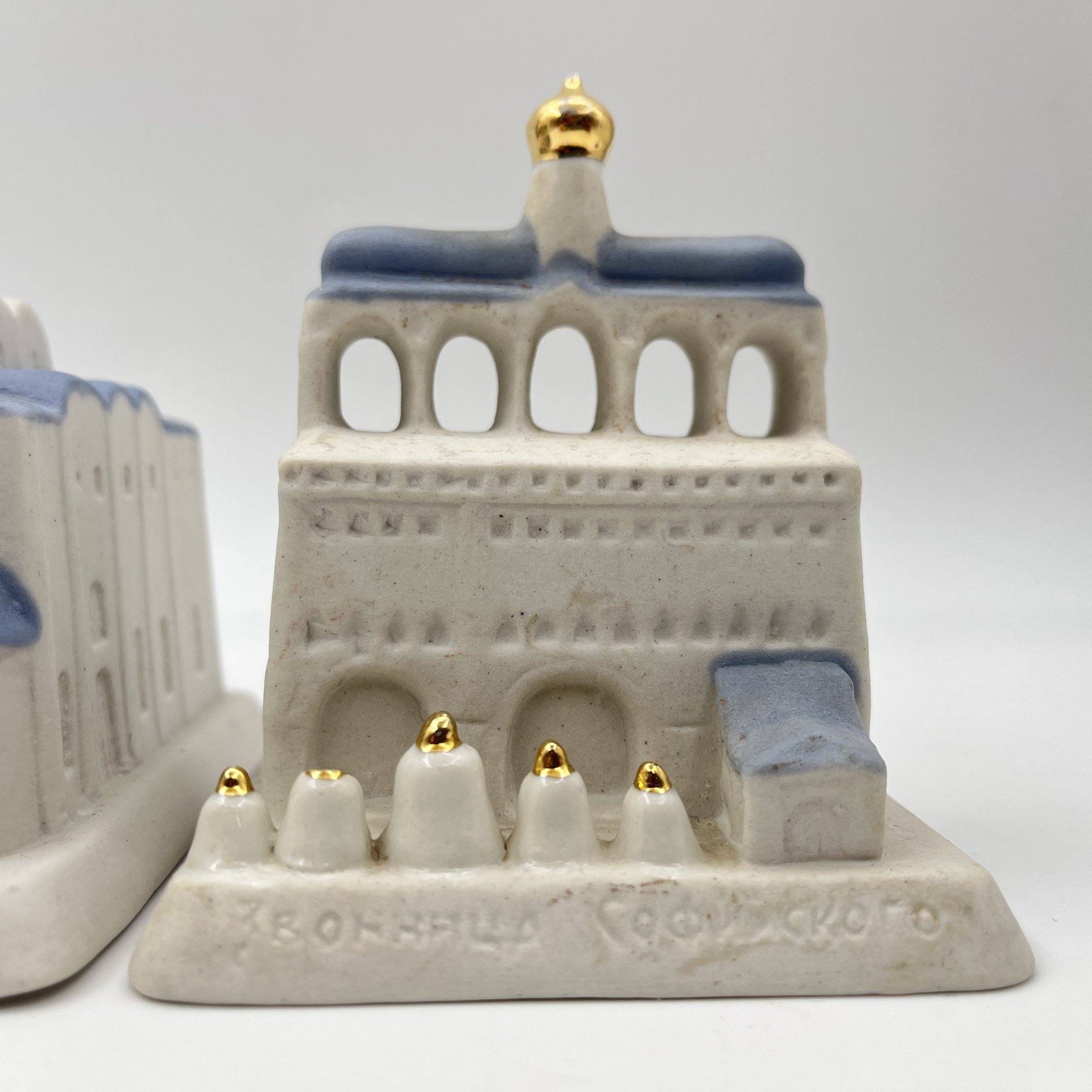 Набор из двух статуэток в виде Софийского собора и звонницы в Великом Новгороде