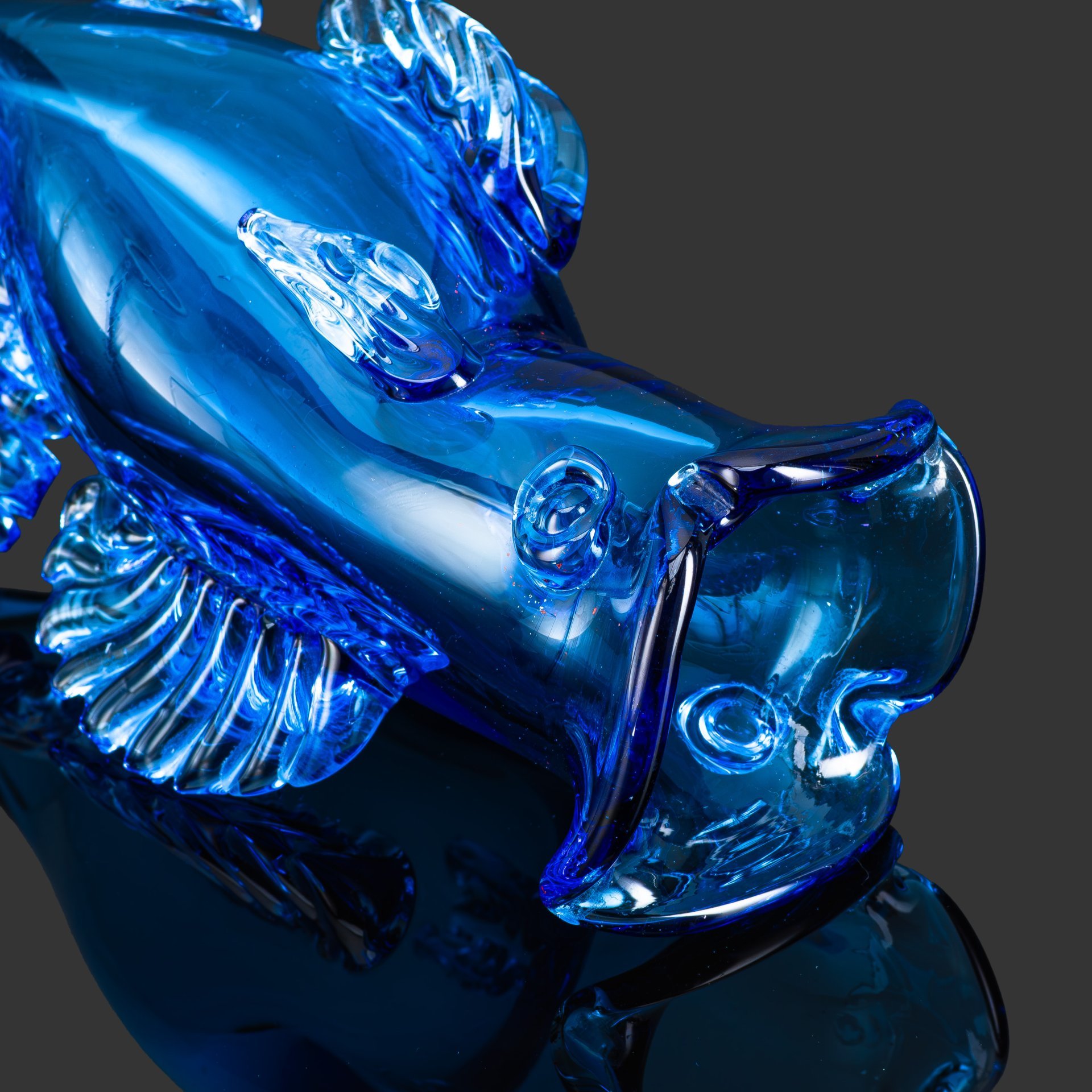 Ваза синего оттенка "Рыбка", Камышинский стеклотарный завод, стекло, гутная техника, СССР, 1970-1980 гг.