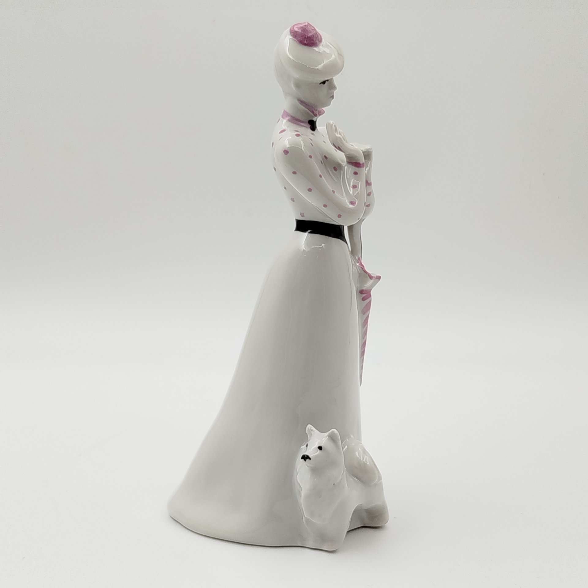 Статуэтка «Дама с собачкой», скульптор А.Д. Бржезицкая, фарфор, роспись, Дулевский фарфоровый завод (Дулёво), Российская Федерация, 1991 г.