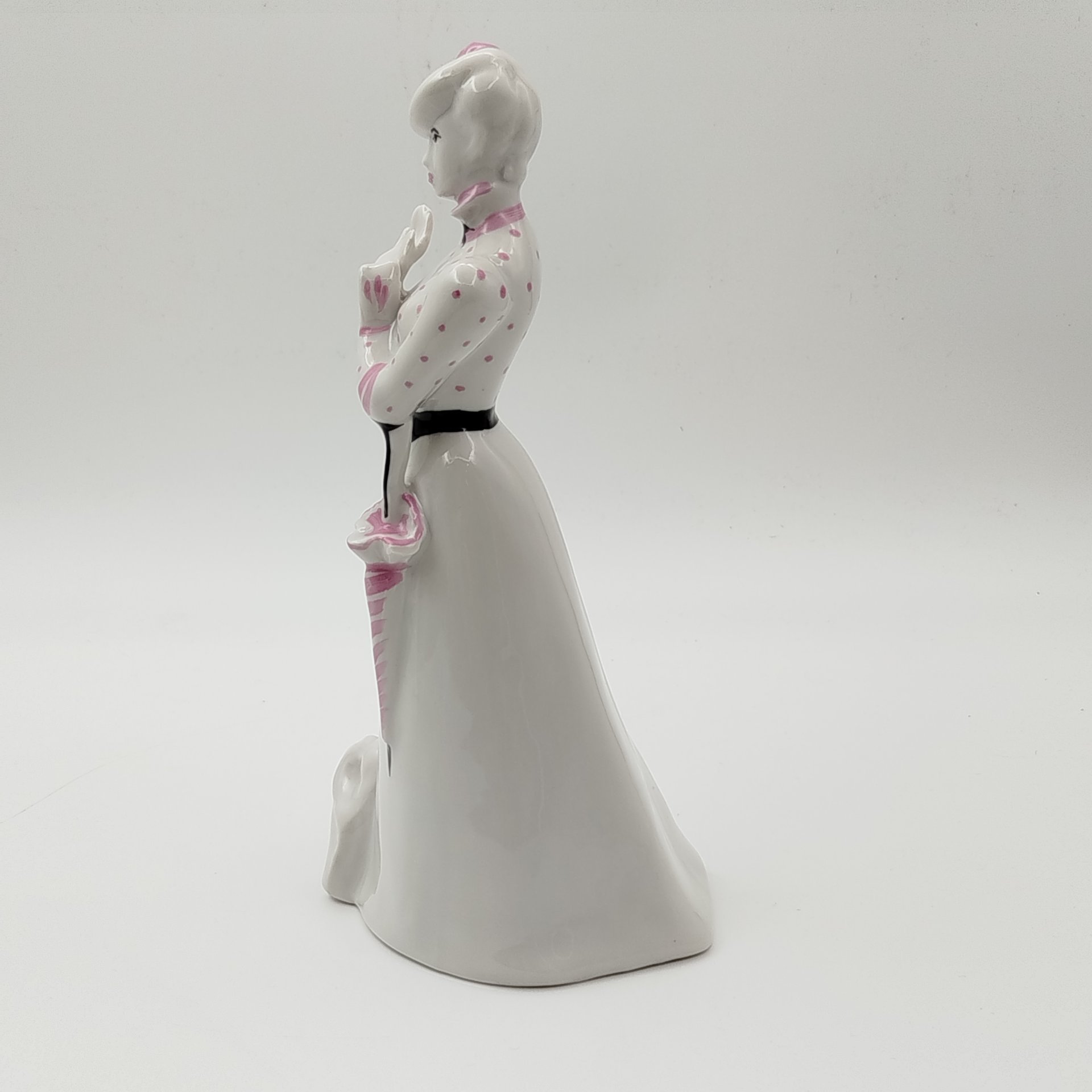 Статуэтка «Дама с собачкой», скульптор А.Д. Бржезицкая, фарфор, роспись, Дулевский фарфоровый завод (Дулёво), Российская Федерация, 1991 г.