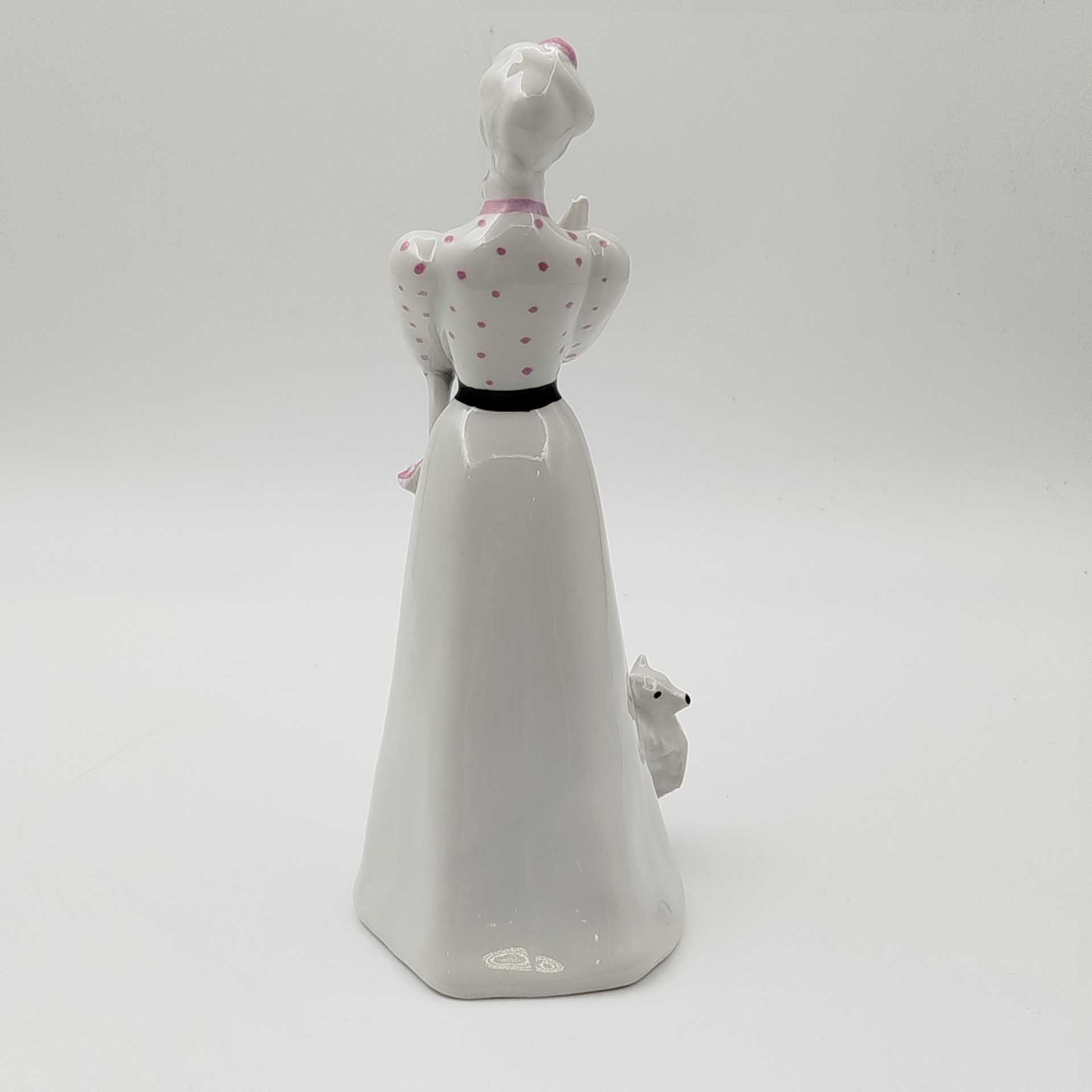 Статуэтка «Дама с собачкой», скульптор А.Д. Бржезицкая, фарфор, роспись, Дулевский фарфоровый завод (Дулёво), Российская Федерация, 1991 г.