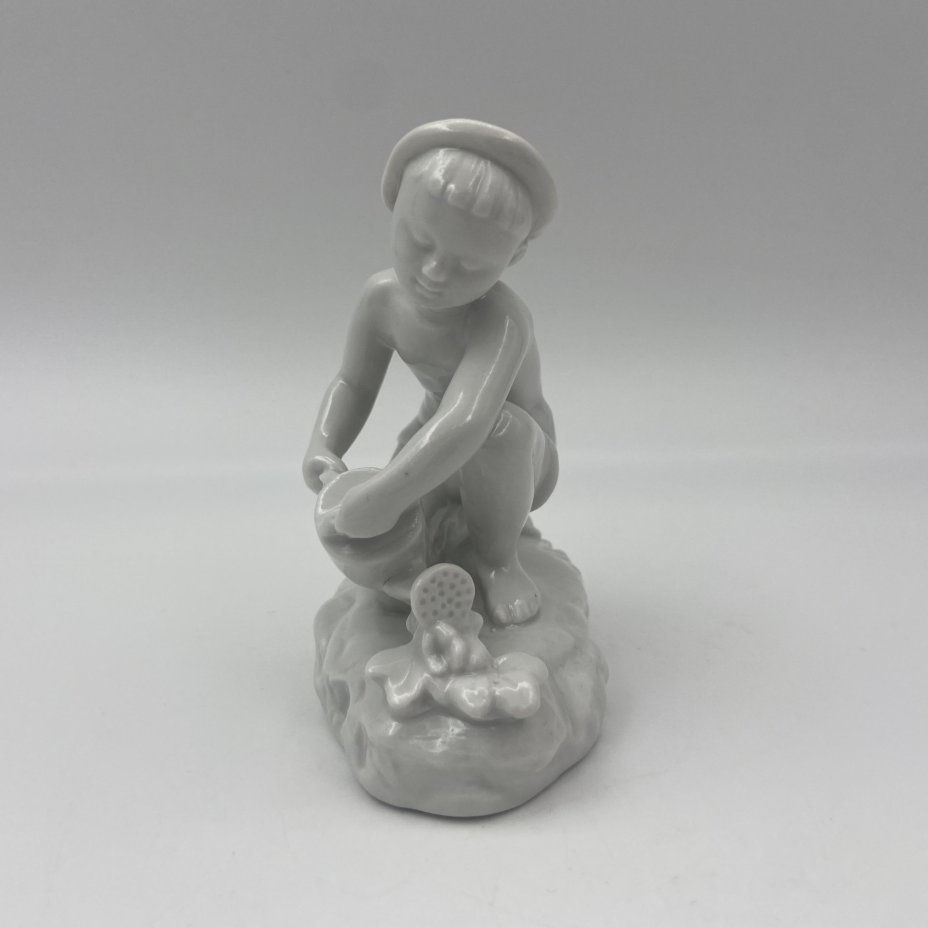 Статуэтка "Юный садовод" ("Мальчик с лейкой"), скульптор Г.С. Столбова, фарфор, Ленинградский фарфоровый завод (ЛФЗ), СССР, 1960-1970 гг.