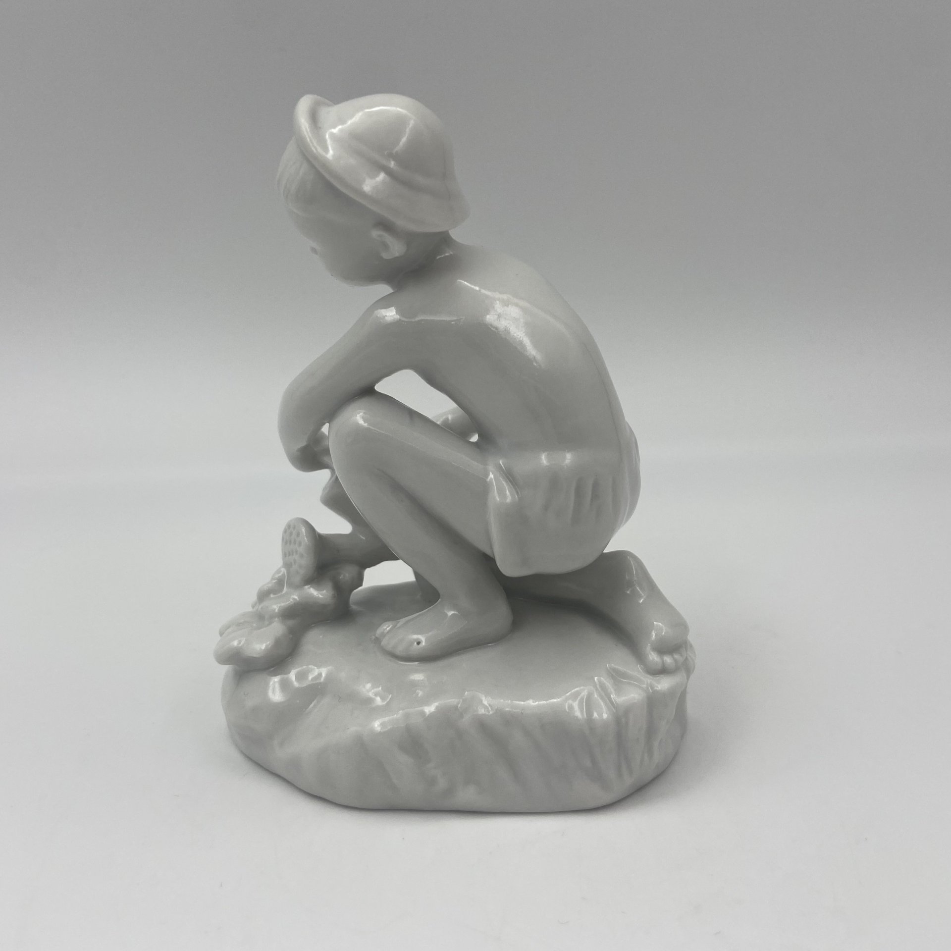 Статуэтка "Юный садовод" ("Мальчик с лейкой"), скульптор Г.С. Столбова, фарфор, Ленинградский фарфоровый завод (ЛФЗ), СССР, 1960-1970 гг.