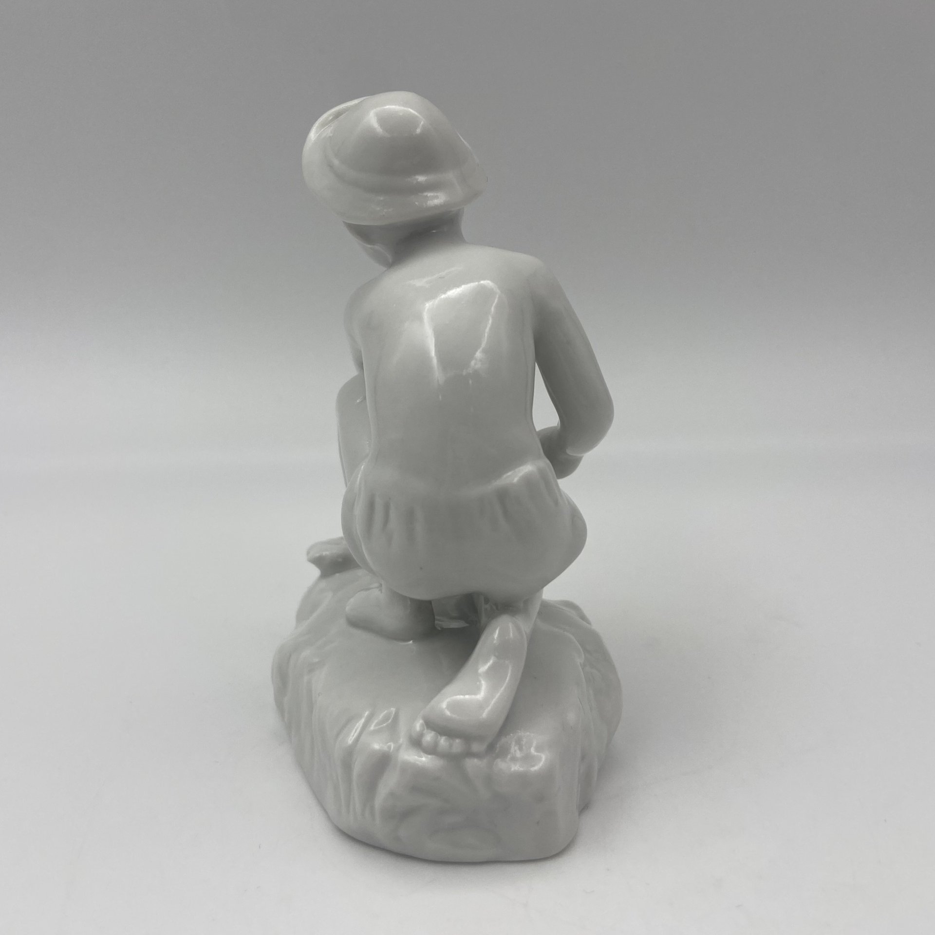 Статуэтка "Юный садовод" ("Мальчик с лейкой"), скульптор Г.С. Столбова, фарфор, Ленинградский фарфоровый завод (ЛФЗ), СССР, 1960-1970 гг.