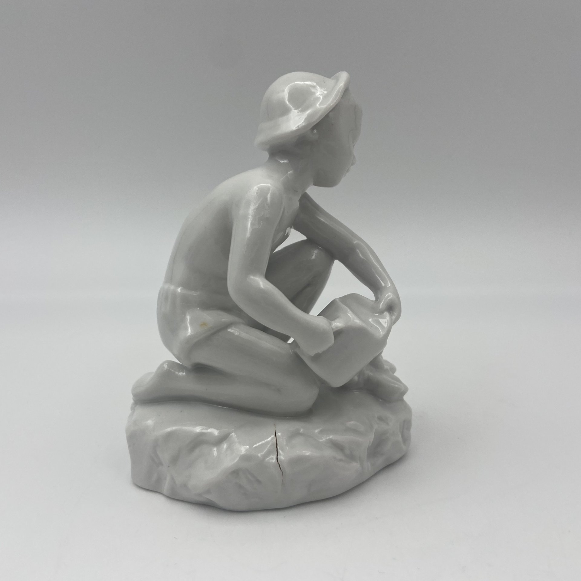 Статуэтка "Юный садовод" ("Мальчик с лейкой"), скульптор Г.С. Столбова, фарфор, Ленинградский фарфоровый завод (ЛФЗ), СССР, 1960-1970 гг.