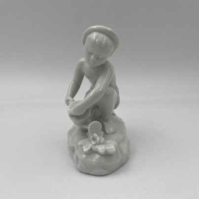 Статуэтка "Юный садовод" ("Мальчик с лейкой"), скульптор Г.С. Столбова, Ленинградский фарфоровый завод (ЛФЗ)
