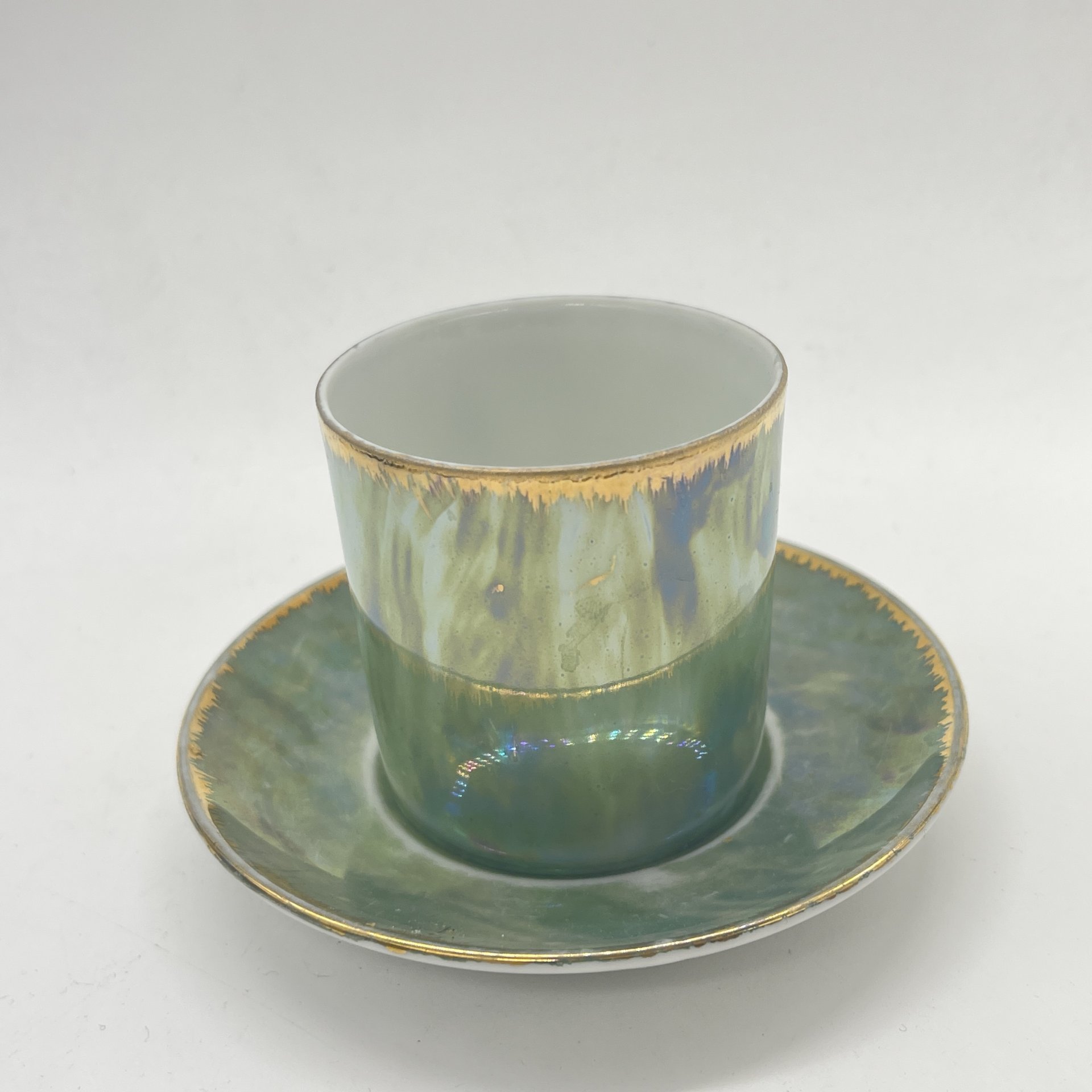 Кофейная пара в зеленом оттенке