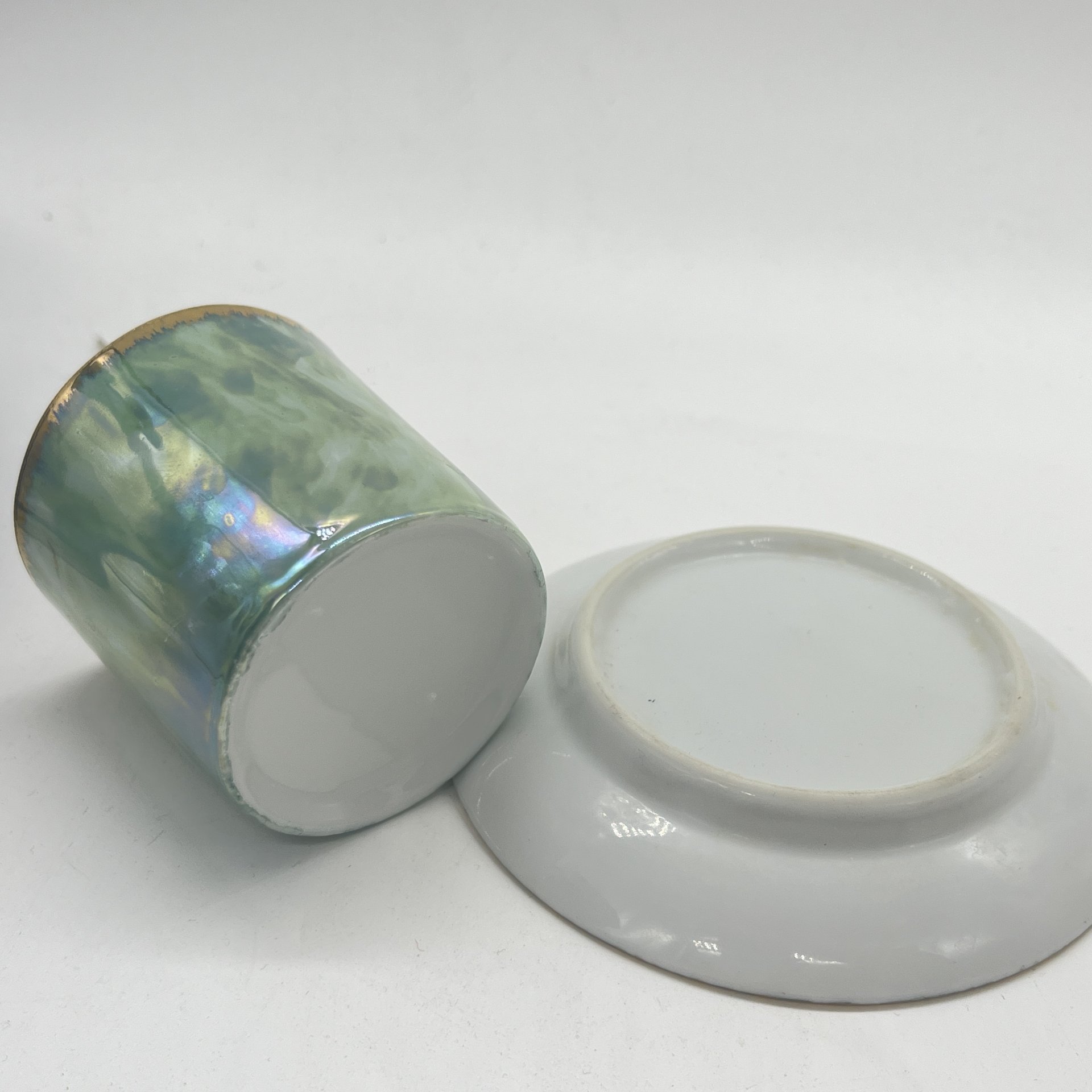 Кофейная пара в зеленом оттенке