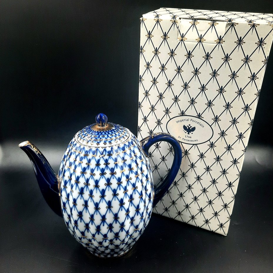 Кофейник "Кобальтовая сетка", форма "Тюльпан", в оригинальной коробке, фарфор, деколь, золочение, картон, Императорский фарфоровый завод (ИФЗ), Российская Федерация, 2006-2020 гг.