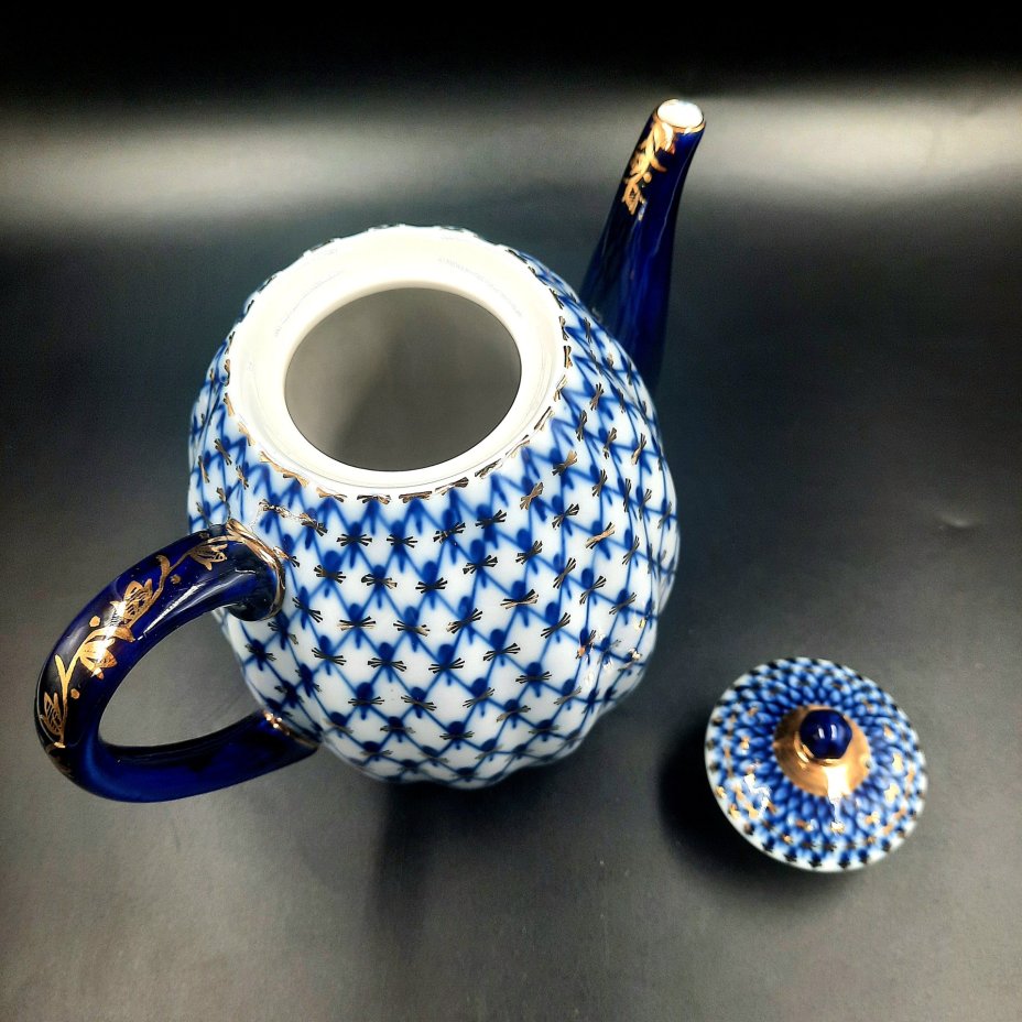 Кофейник "Кобальтовая сетка", форма "Тюльпан", в оригинальной коробке, фарфор, деколь, золочение, картон, Императорский фарфоровый завод (ИФЗ), Российская Федерация, 2006-2020 гг.