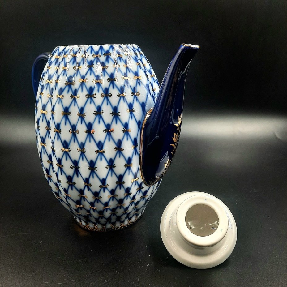 Кофейник "Кобальтовая сетка", форма "Тюльпан", в оригинальной коробке, фарфор, деколь, золочение, картон, Императорский фарфоровый завод (ИФЗ), Российская Федерация, 2006-2020 гг.