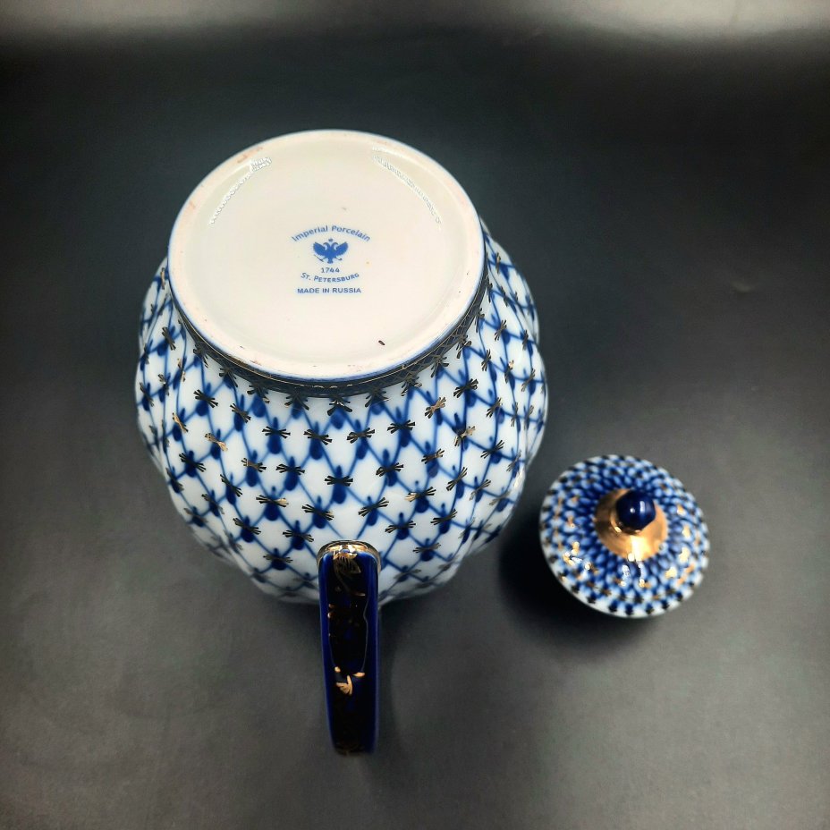 Кофейник "Кобальтовая сетка", форма "Тюльпан", в оригинальной коробке, фарфор, деколь, золочение, картон, Императорский фарфоровый завод (ИФЗ), Российская Федерация, 2006-2020 гг.