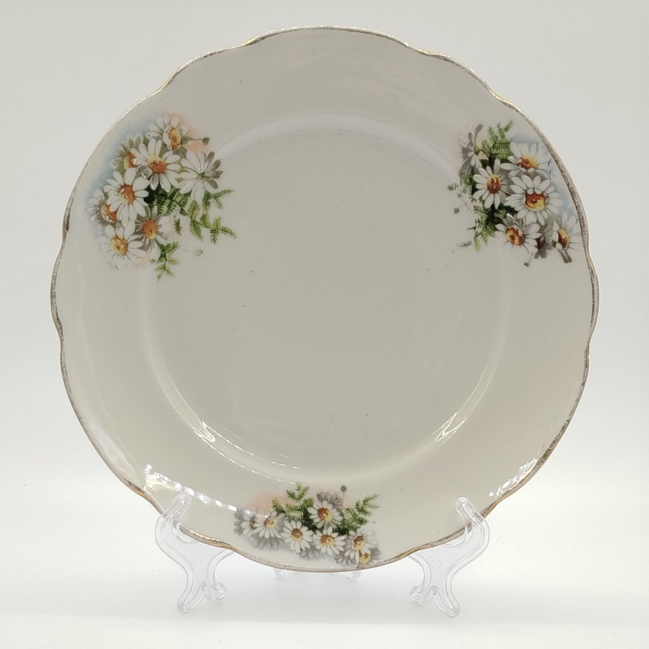 Тарелка обеденная с декором в виде ромашек, специальная экспортная марка, фарфор, деколь с подрисовкой, золочение, Дулевский фарфоровый завод (Дулёво), СССР, 1926-1935 гг.