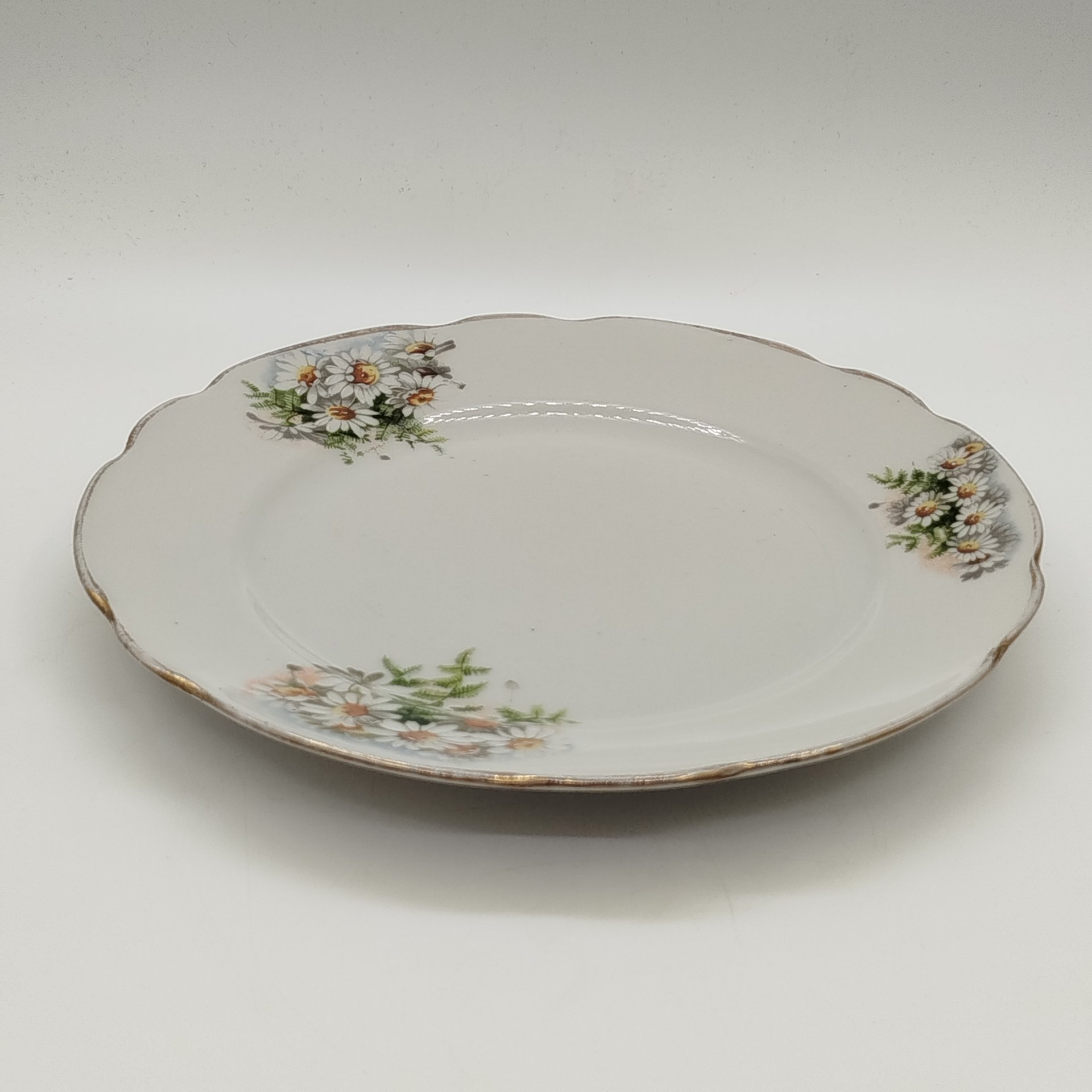 Тарелка обеденная с декором в виде ромашек, специальная экспортная марка, фарфор, деколь с подрисовкой, золочение, Дулевский фарфоровый завод (Дулёво), СССР, 1926-1935 гг.