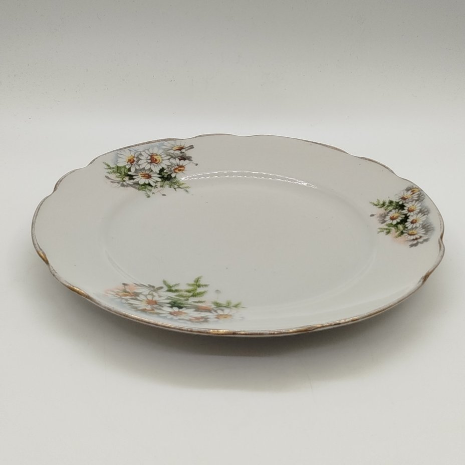 Тарелка обеденная с декором в виде ромашек, специальная экспортная марка, фарфор, деколь с подрисовкой, золочение, Дулевский фарфоровый завод (Дулёво), СССР, 1926-1935 гг.