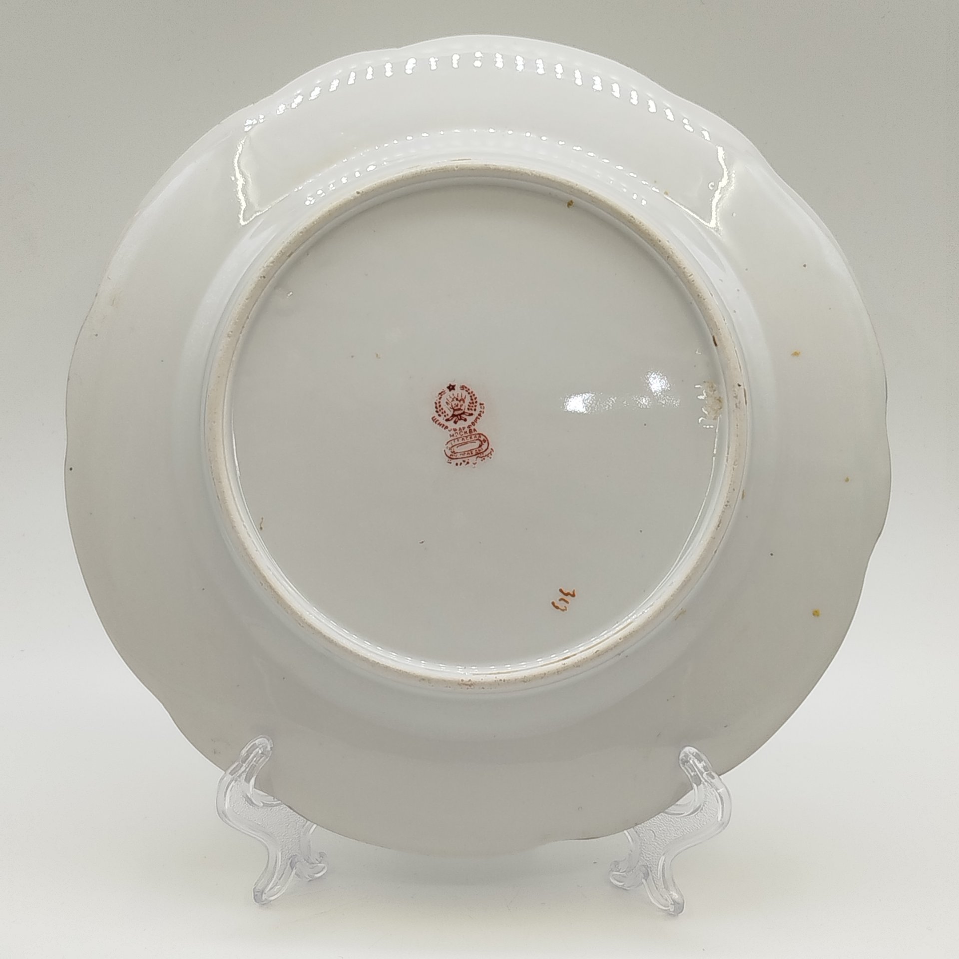 Тарелка обеденная с декором в виде ромашек, специальная экспортная марка, фарфор, деколь с подрисовкой, золочение, Дулевский фарфоровый завод (Дулёво), СССР, 1926-1935 гг.