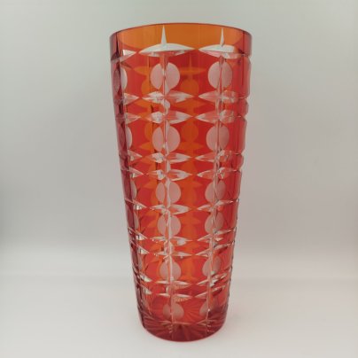 Ваза «Подарочная» красного цвета с геометрическим декором, автор Новиков А.И., стекло, алмазная грань, Стекольный завод «Красный май», СССР, 1960-1980 гг.