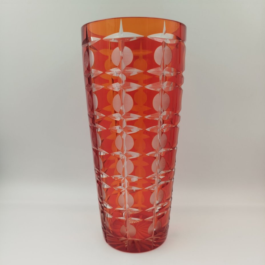 Ваза «Подарочная» красного цвета с геометрическим декором, автор Новиков А.И., стекло, алмазная грань, Стекольный завод «Красный май», СССР, 1960-1980 гг.