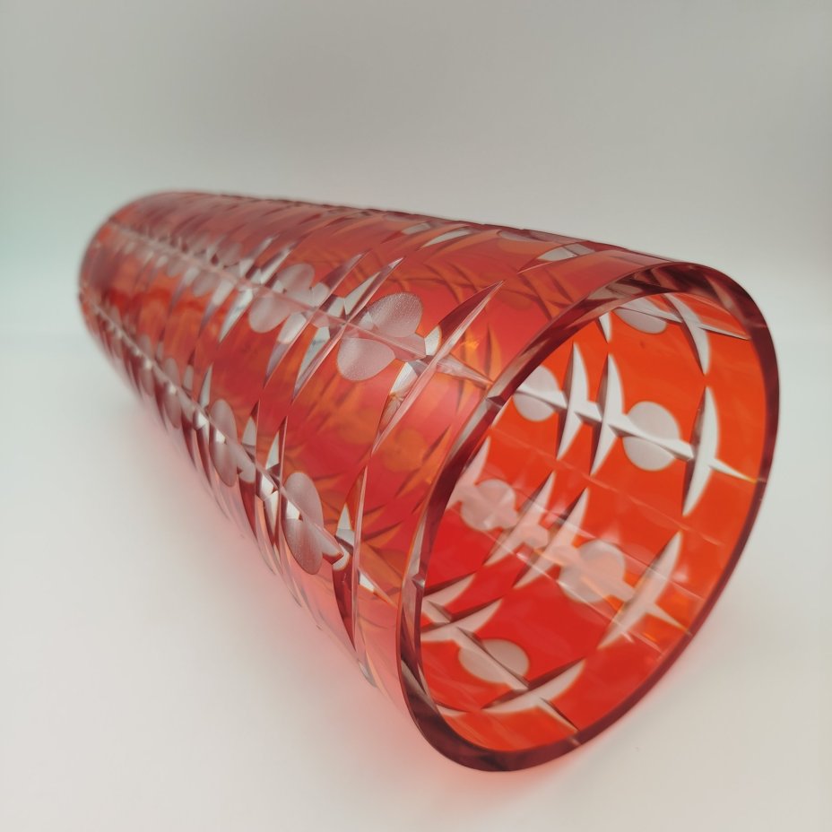 Ваза «Подарочная» красного цвета с геометрическим декором, автор Новиков А.И., стекло, алмазная грань, Стекольный завод «Красный май», СССР, 1960-1980 гг.