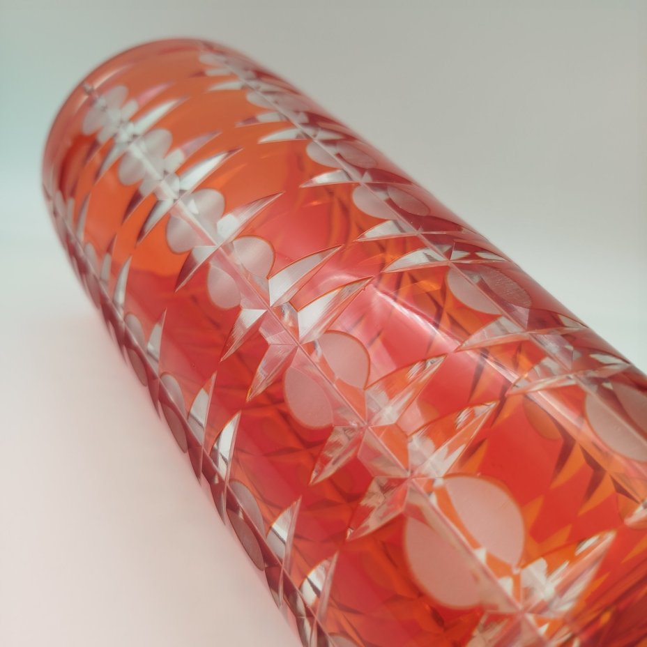 Ваза «Подарочная» красного цвета с геометрическим декором, автор Новиков А.И., стекло, алмазная грань, Стекольный завод «Красный май», СССР, 1960-1980 гг.