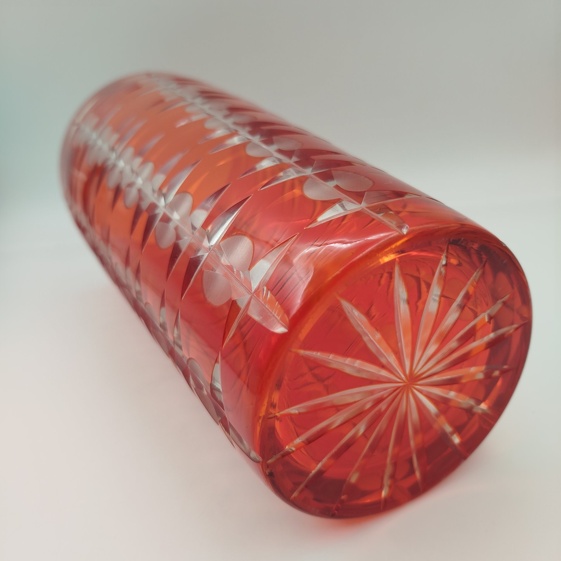 Ваза «Подарочная» красного цвета с геометрическим декором, автор Новиков А.И., стекло, алмазная грань, Стекольный завод «Красный май», СССР, 1960-1980 гг.