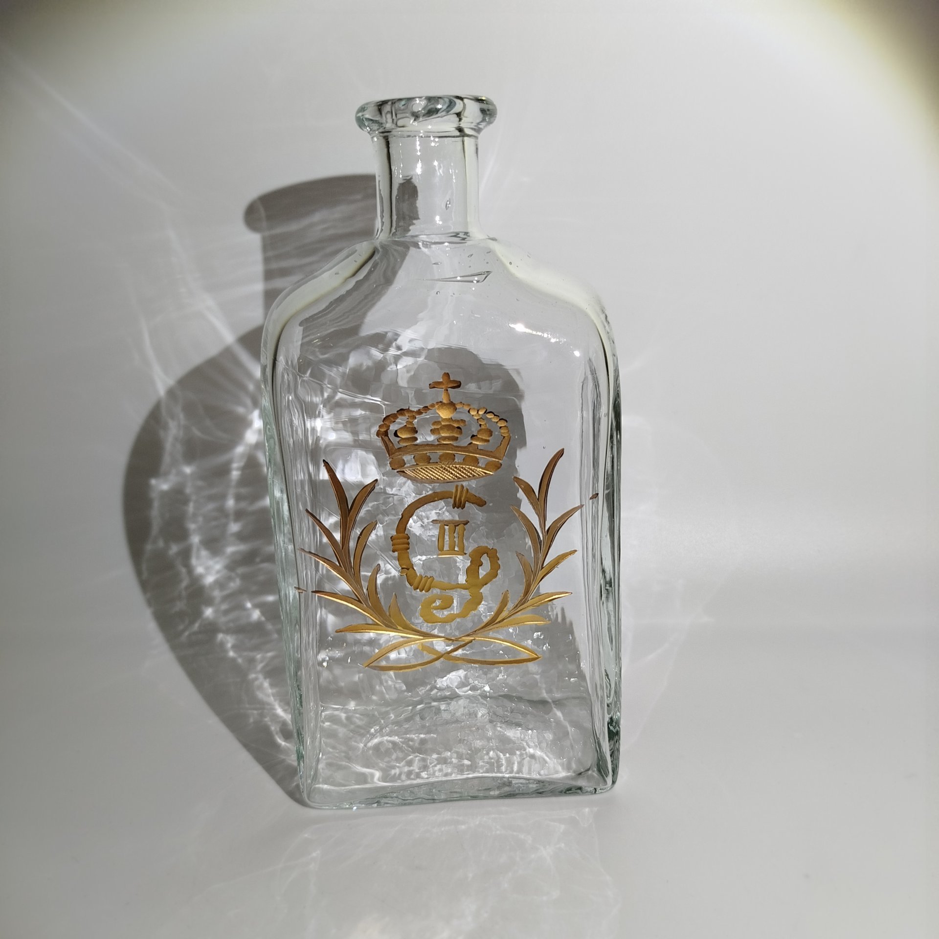 Штоф с монограммой "G III" под короной, стекло, гравировка, золочение, Европа, 1980-2000 гг.