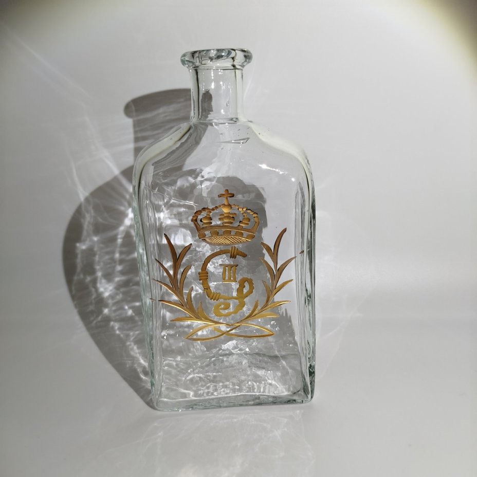 Штоф с монограммой "G III" под короной, стекло, гравировка, золочение, Европа, 1980-2000 гг.